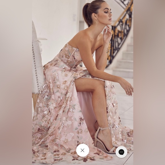 Beautiful pink dress with floral appliqué - Picture 2 of 5